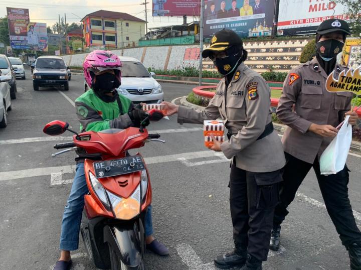 Peringati Hari Kartini, Polwan Polda Lampung Bagikan Takjil